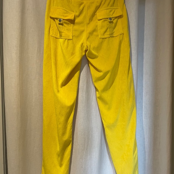 YELLOW VELVET Jogging suit.  Woman, Size Medium.  Soft and stretchy.  So comfy! - Picture 4 of 16